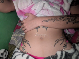 nena-de-22-anos-tatuada-flaquita-blanca-colocha-alta-linda