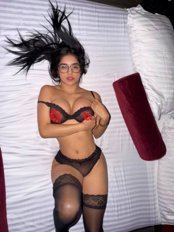 hermosa-chica-para-darte-un-momento-delicioso-big-1